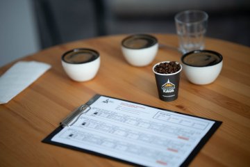 Cupping kávy pomocou formulára na ochutnávanie