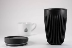 Huskee negro 350ml con una taza de café spa