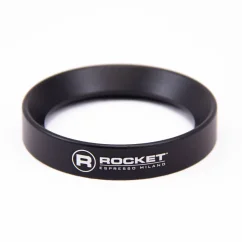 Schwarzer Fülltrichter von Rocket Espresso mit einem Durchmesser von 58,55 mm, ideal für einfaches Befüllen einer Siebträger-Espressomaschine.