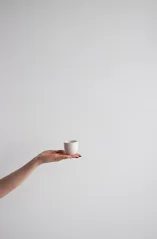 Weißer Porzellanbecher Aoomi Dust Mug 04 mit einem Volumen von 80 ml und minimalistischem Design.