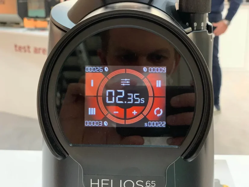 Espressový mlynček na kávu Eureka Helios 65 v bielej farbe s funkciou nastavenia hrubosti mletia.