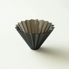 Plastový dripper Origami Air v veľkosti M. Čierne prevedenie.