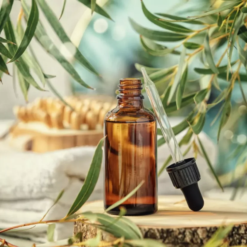 BIO Eucalyptus est une huile essentielle 100% naturelle qui offre un volume de 10 ml pour une utilisation en aromathérapie.
