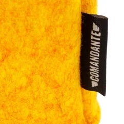 Żółte filcowe etui Comandante C40 Felt Sleeve Saffron chroni ręczne młynki do kawy przed zarysowaniami i kurzem.