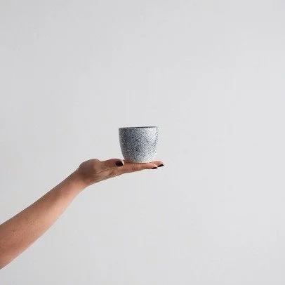 Mug en porcelaine noire Aoomi Mess Mug 03 d'une contenance de 200 ml.