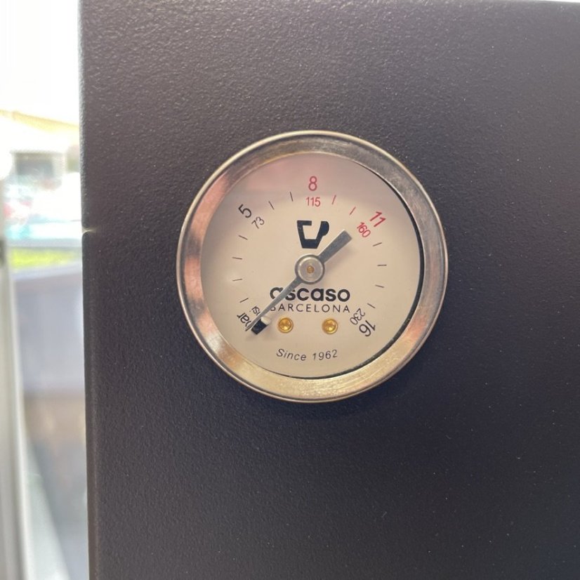 Machine à café à levier domestique Ascaso Steel UNO PID en noir avec des éléments en bois, équipée d'une buse à vapeur pour la préparation de mousse de lait.