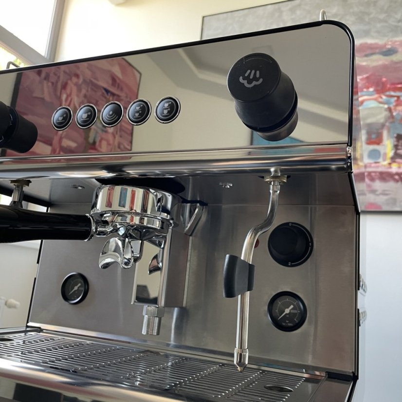 Professional lever espresso machine IB7 Standard 1GR made of stainless steel ensures high-quality coffee preparation.