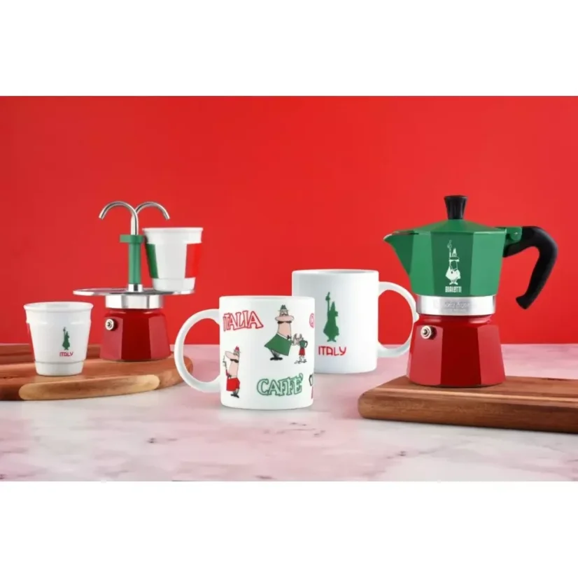 Espressokanne Bialetti Moka Express Italia mit passenden Serviertassen in denselben Farben.