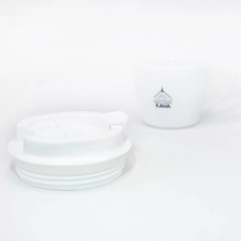 Biały plastowy kubek termiczny Asobu Cafe Compact o pojemności 380 ml, idealny do utrzymania ciepła twojej kawy.