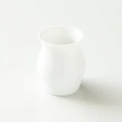Origami Sensory Becher aus weißem Porzellan.