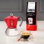 Bialetti Moka indukciós kávéfőzőben készített kávé egy átlátszó bögrében.