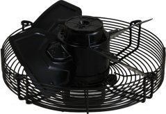 Ventilatiounsmotor mat schwaarzem Metallgehäis bannent engem ronne Drotschutzgitter, mat zwou Rotorblieder