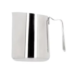 Verseuse à lait Fellow Eddy en couleur argentée, d'une capacité de 530 ml, idéale pour préparer une mousse parfaite pour le cappuccino.
