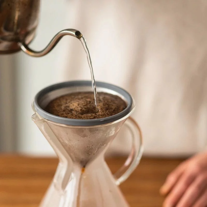 Metallfilter mit zubereitetem Kaffee.