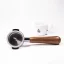 Portafilter naked 58 mm s drevenou rukoväťou z orecha a šálka na kávu s logom.