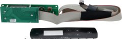 Knäppchenmodul aus enger anerer Perspektiv: Plack mat Stecker a Kabel, drënner e schwaarzt Bedéngungspanel mat Display Knäppchenmodul aus enger anerer Perspektiv: Plack mat Stecker a Kabel, drënner e schwaarzt Bedéngungspanel mat Display