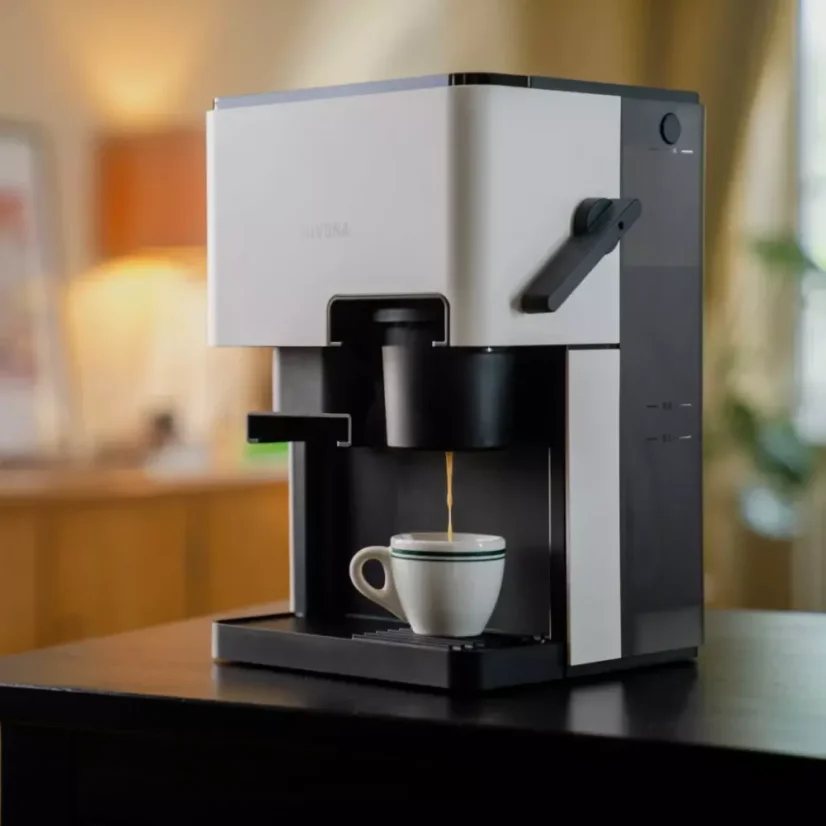 The Nivona Cube 4102 home automatic coffee machine features a coffee grinder that ensures fresh and aromatic coffee right in your home.