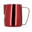 soulier rouge pour le lait Barista Space d'une capacité de 600 ml sur fond blanc, vue de côté soulier rouge pour le lait Barista Space d'une capacité de 600 ml sur fond blanc, vue de côté