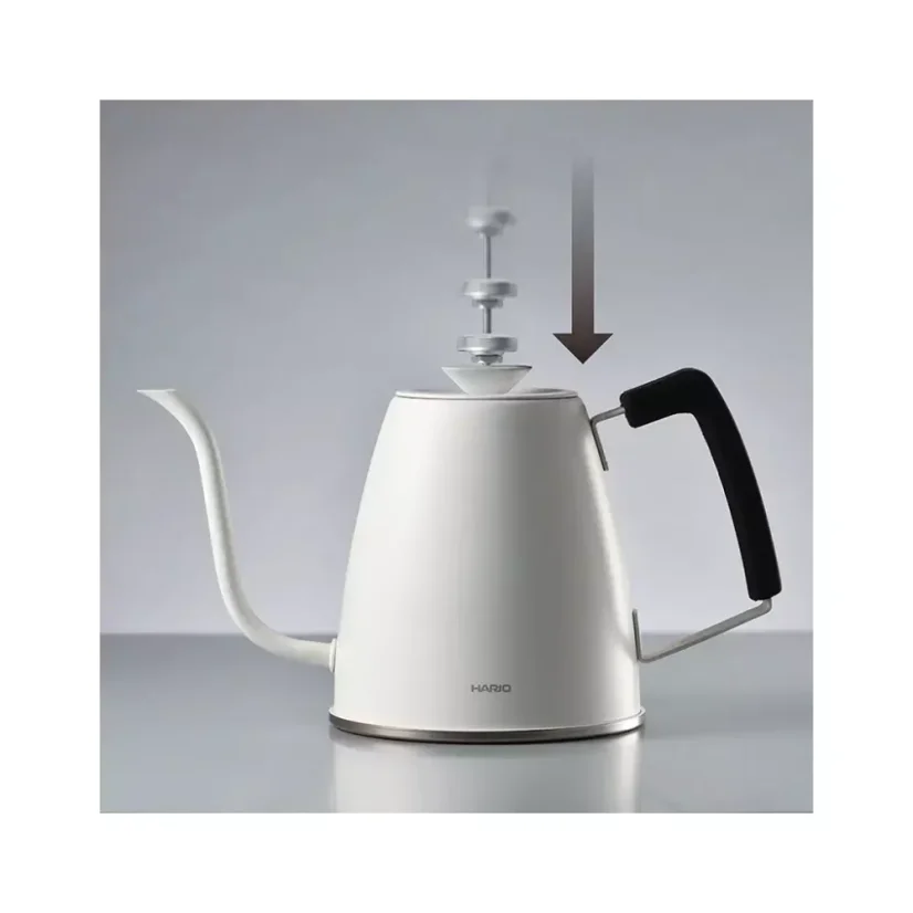 La bouilloire Smart G de Hario avec un col de cygne d'une capacité de 1400 ml dans une élégante couleur blanche est idéale pour un versement précis de l'eau lors de la préparation du café.