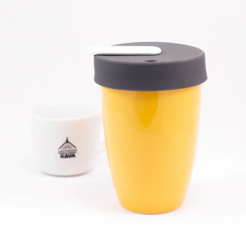 Žltý cestovný hrnček Loveramics Nomad s objemom 250 ml, opakovane použiteľný a ideálny pre vaše ranné kávy na cestách.