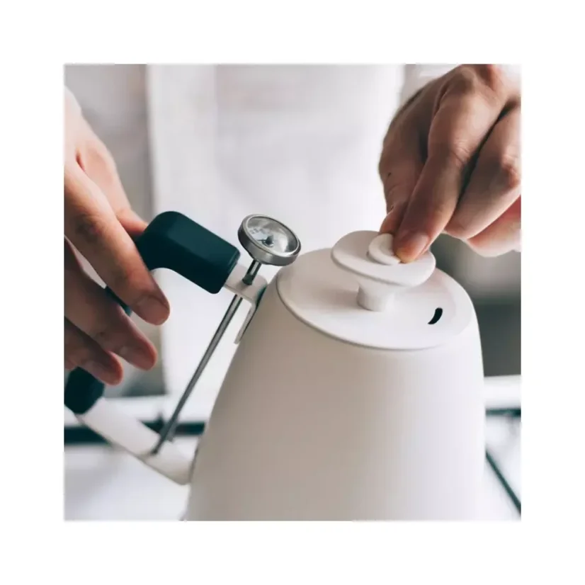 La théière blanche Hario Smart G d'une capacité de 1400 ml avec un col d'oie allie élégance et fonctionnalité pour préparer un thé ou un café parfait.