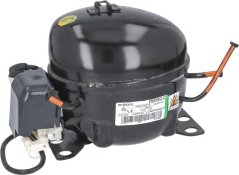 Kompressor Embraco EMX55CLC, schwaarzt hermetescht Gehäus mat engem Relais, enger oraanger Leedung a Kupfer-Uschlëss.