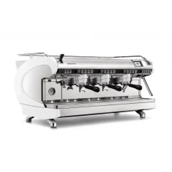Biely profesionálny pákový kávovar Nuova Simonelli Aurelia Wave 3GR s displejom pre ľahké ovládanie.