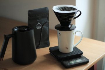Dlaczego warto powoli nalewać kawę do drippera?