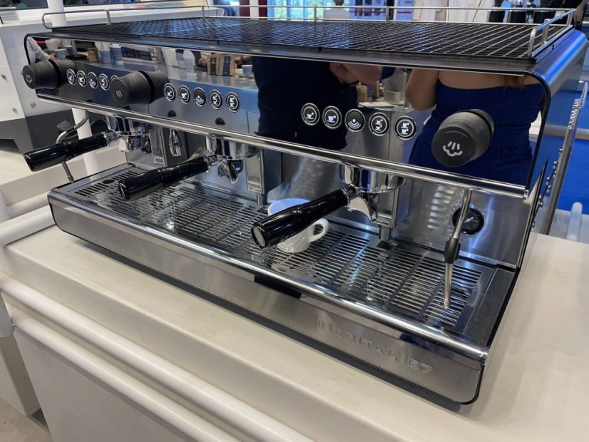 Professional espresso machine IB7 Standard 2GR with LED backlit buttons for easier operation.