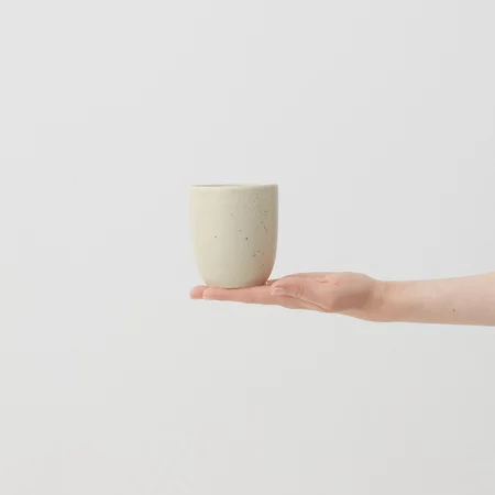 Hrnček Aoomi Iris Mug A02 s objemom 330 ml vyrobený z kvalitnej kameniny, ideálny pre milovníkov čaju a filtrovanej kávy.