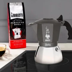 Kanne Bialetti Brikka Induction in Verwendung auf einem Induktionskochfeld. Kanne Bialetti Brikka Induction in Verwendung auf einem Induktionskochfeld.