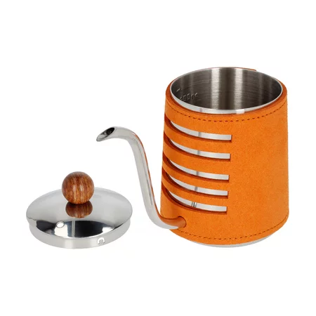Orangefarbene Kanne Barista Space Pour-Over mit Schwanenhals und einem Volumen von 550 ml, ideal für das präzise Aufgießen von Wasser bei der Kaffeezubereitung.