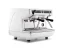 Profesionálny pákový kávovar Nuova Simonelli Appia Life Compact 2GR v svetlej bielej farbe s označením Standard.