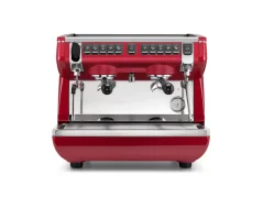 Pákový kávovar Nuova Simonelli Appia Life Compact 2GR V v červenom prevedení s funkciou prípravy dvoch šálok kávy naraz.