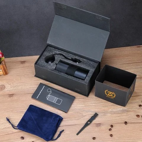 Schwarze manuelle Kaffeemühle von Barista Space mit der Möglichkeit der manuellen Dosierung.