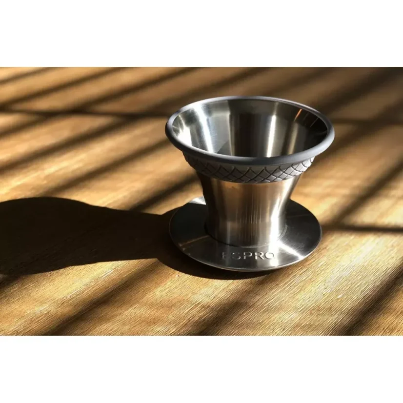 Espro Bloom Pour Over je vysoko kvalitný prekvapovač vyrobený z nehrdzavejúcej ocele, ktorý zabezpečuje skvelú chuť vašej kávy.