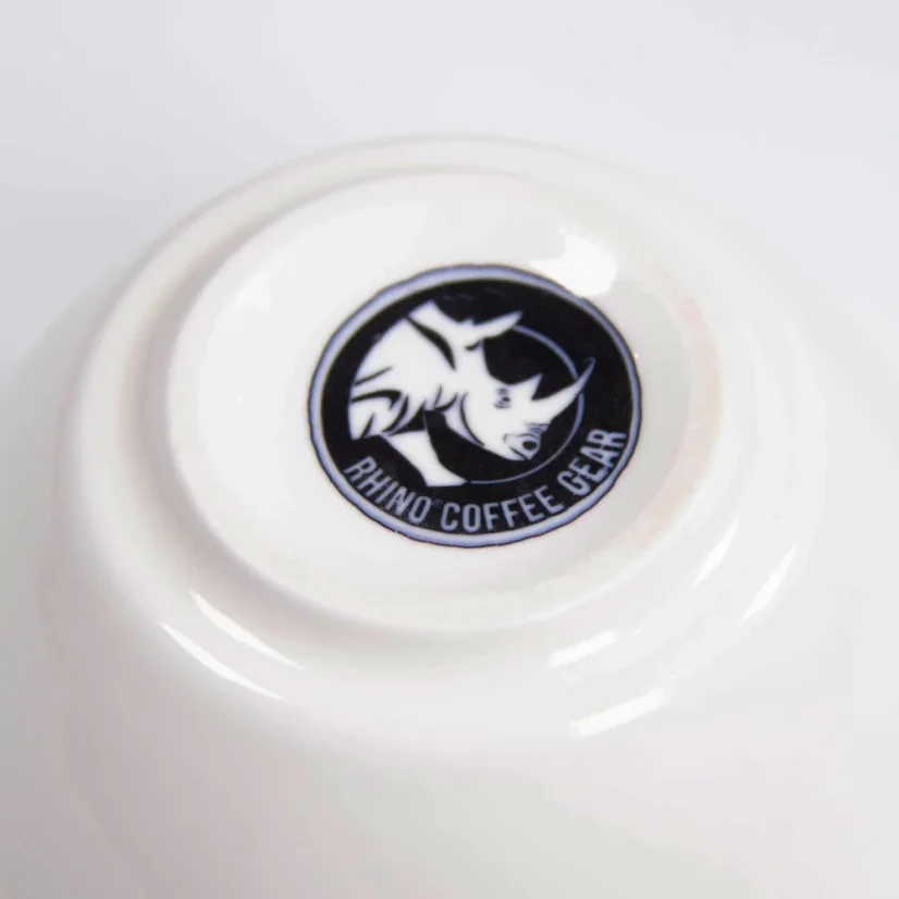 Spodná strana bielej cuppingovej misky Rhinowares