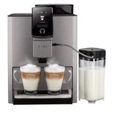 Nivona 1040 máquina de café automática com café preparado e recipiente para leite.