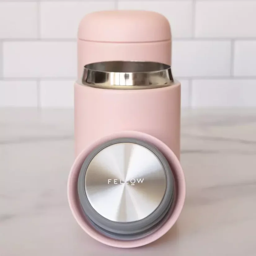 Taza térmica Fellow Carter Everywhere en color rosa cálido con una capacidad de 473 ml es un termo ecológico ideal para llevar, que mantiene tu bebida a la temperatura óptima.