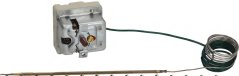 Dräifase Thermostat mat engem Metallgehäus an engem gréngen Kabel zu engem Krees opgerullt, dat an enger dënner Metallsond ophält. Dräifase Thermostat mat engem Metallgehäus an engem gréngen Kabel zu engem Krees opgerullt, dat an enger dënner Metallsond ophält.