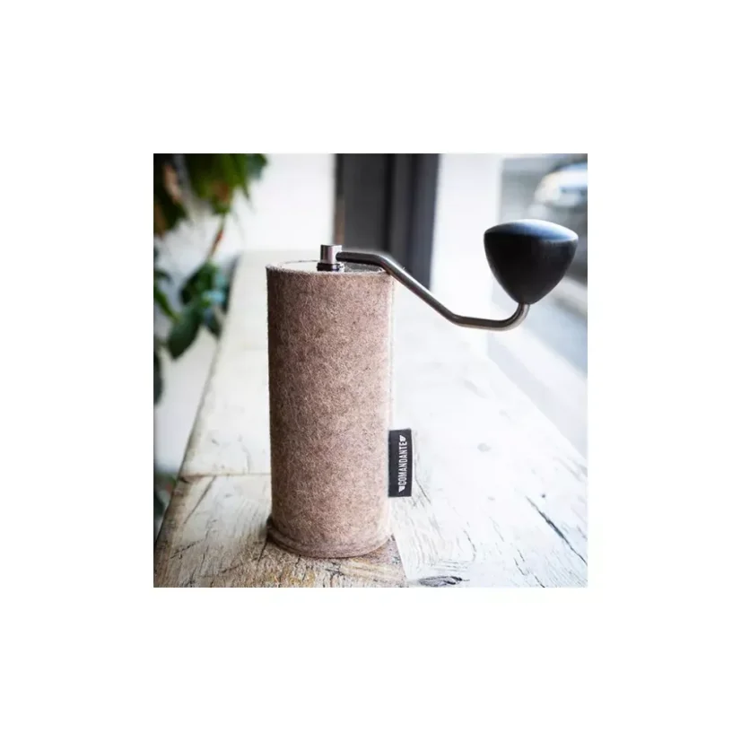 Felt Sleeve Cashmere ist ein stilvolles Zubehör für Handmühlen, das Ihre Mühle hervorragend schützt und ihr ein elegantes Erscheinungsbild verleiht.
