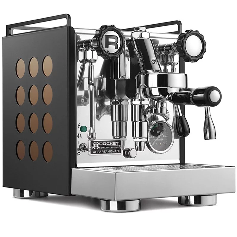 Kompaktný domáci pákový kávovar Rocket Espresso Appartamento v čiernom prevedení s medenými detailmi, ktorý umožňuje prípravu teplého mlieka.