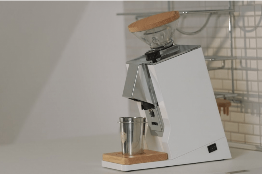 Primer plano, soporte para café en la báscula de cocina, granos de café  molidos en el filtro