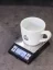 Balance Rhinowares allumée avec une tasse vide