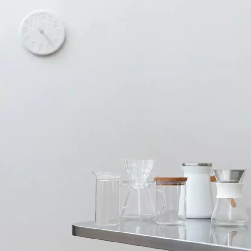 L'Coffee Maker en verre Hario en finition blanche est un élégant filtre à café en acier inoxydable qui offre une excellente expérience de préparation du café.