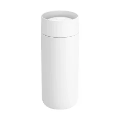 Termoska Fellow Carter Move Mug 360 Sip Lid White o pojemności 473 ml w białym kolorze z podwójną izolacją utrzymuje napoje dłużej ciepłe.