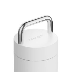 Mug de voyage pratique Fellow Carter Carry au design blanc avec une poignée en acier inoxydable.