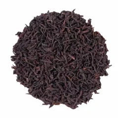 Té negro Ceylon OP sobre un fondo blanco, vista superior