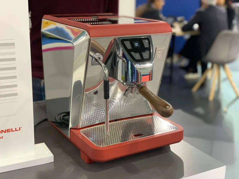 Domáci pákový kávovar Nuova Simonelli Oscar Mood v červenej farbe s funkciou automatického čistenia.