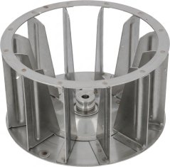 Zentrifugalventilator fir e Motor mat 180 mm Duerchmiesser a Metallschaufelen, vu der Säit gesinn.